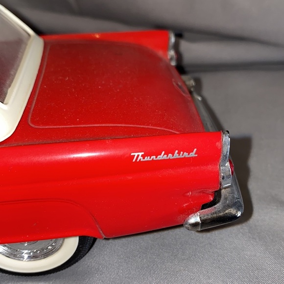 1955 Ford Thunderbird 1/18 Scale Die Cast Model Car - Picture 4 of 6